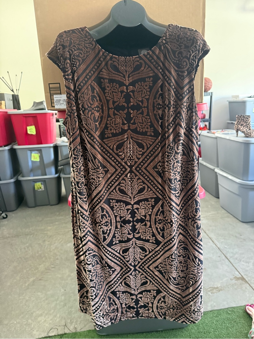 Sleeveless Black and Brown Patterned Shift Dress p56
